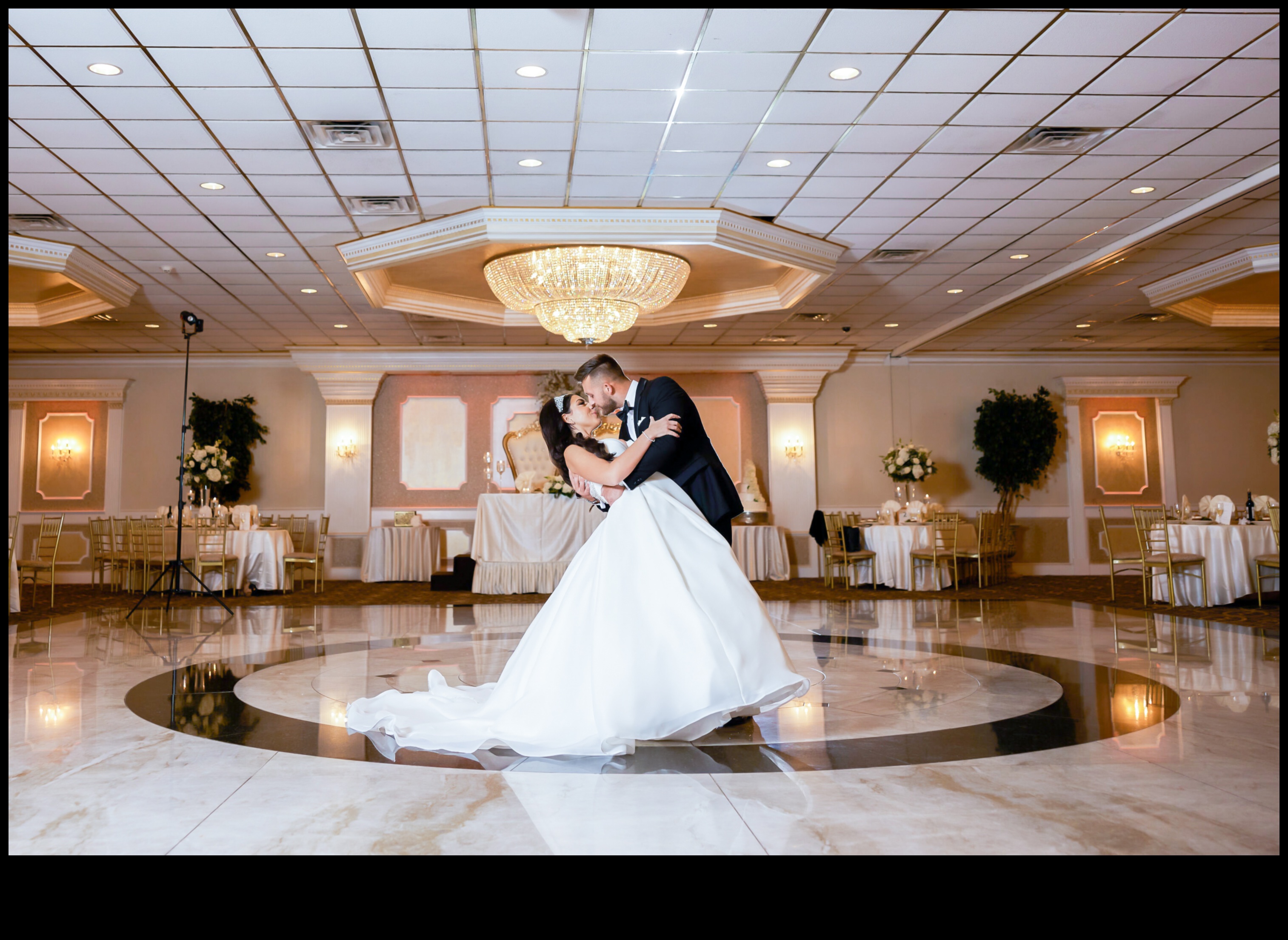 Enchanting Elegance: Νυφική ​​ενδυμασία που ταιριάζει σε μια βασίλισσα